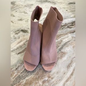 NWOT STEVE MADDEN FERRIS FABRIC PEEP TOE ANKLE HEELED SANDAL